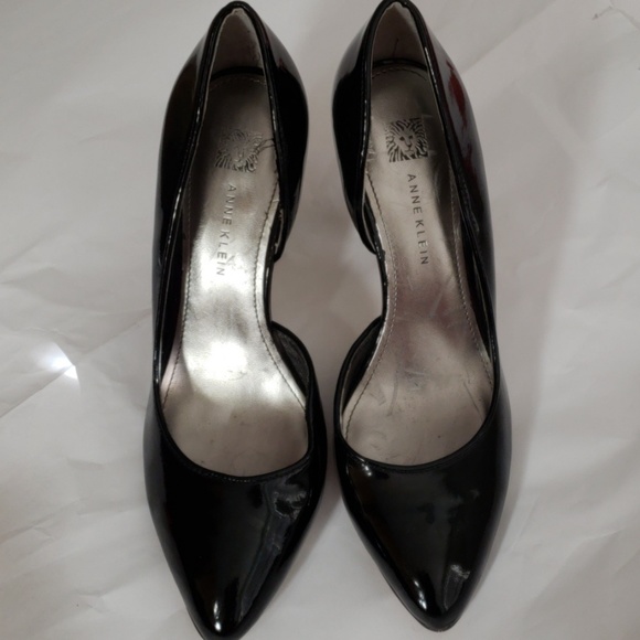 shiny black pumps